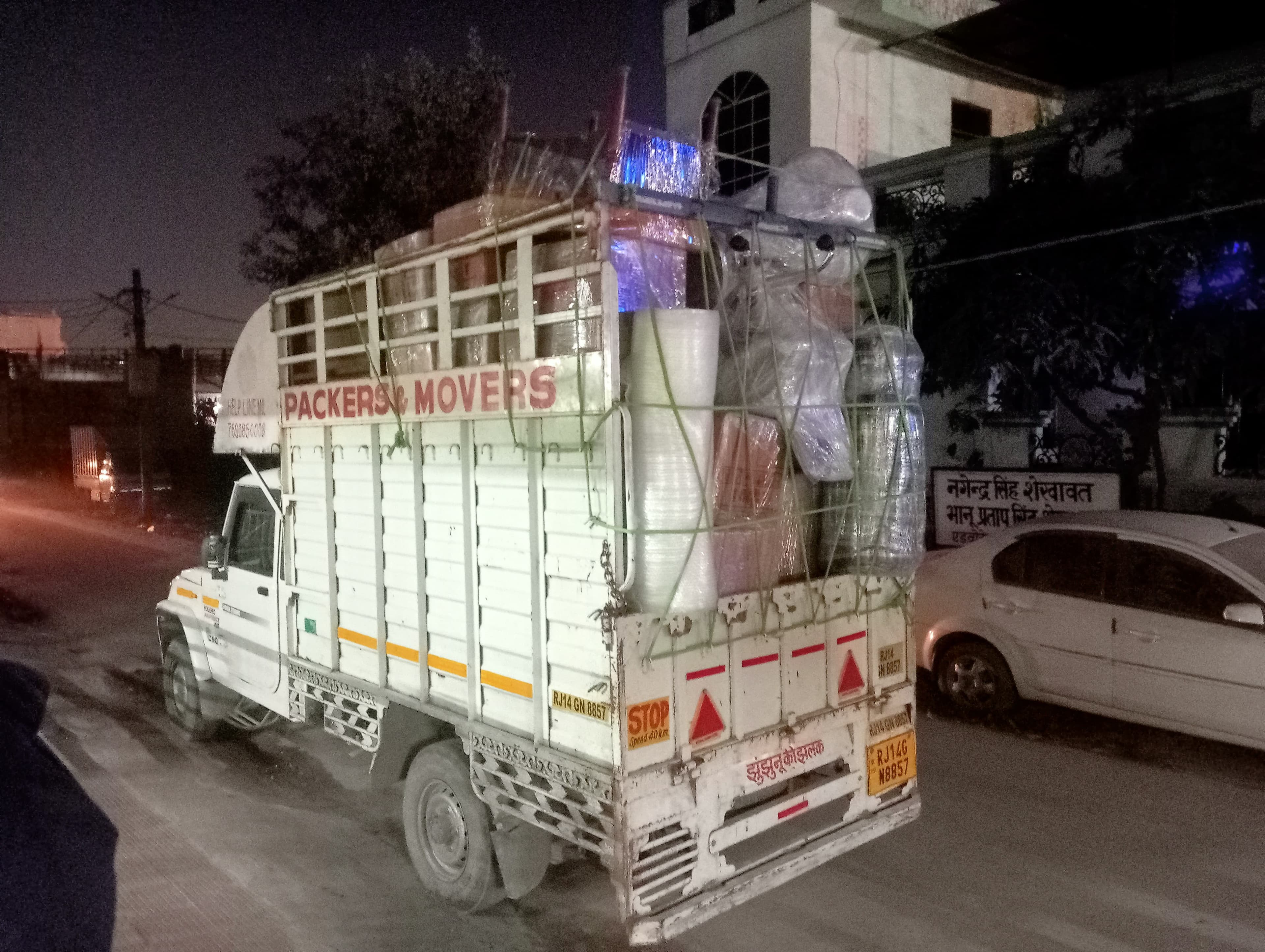 Team labeling boxes for easy unpacking