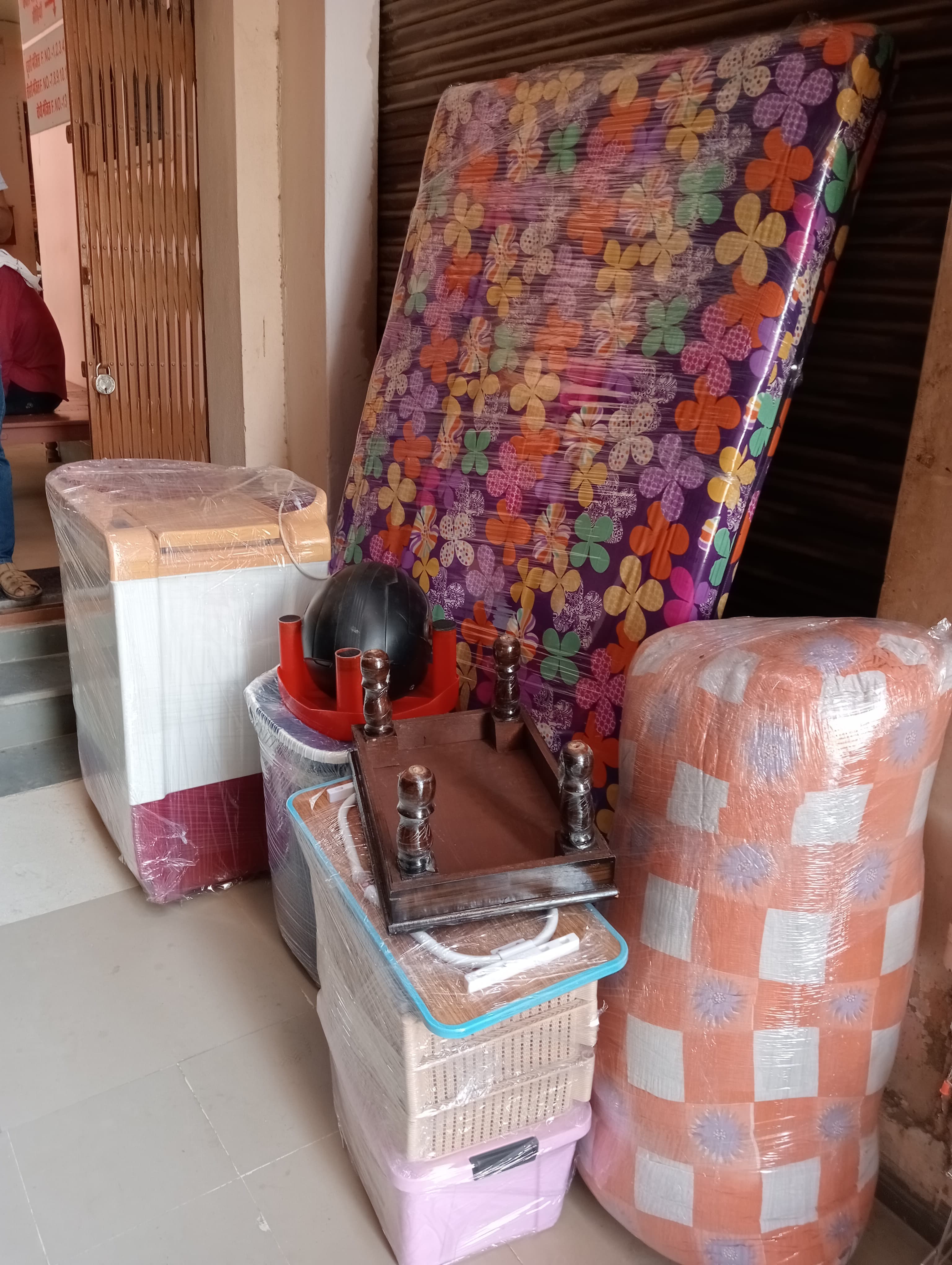 Packing kitchen appliances into boxes